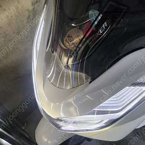 23년식 pcx 125cc 흰색 병적관리해서 께진곳없고 세차해둔생태입니다 10일전에 부천대 뒤에 바이크스토리에서 뒷타이어 교채했습니다 탑박스는 키없고 오토키는 2벌