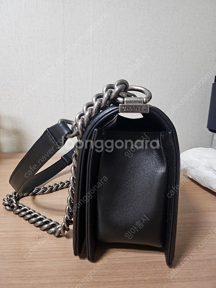 샤넬 보이백 미듐 빈티지 은장 쉐브론 카프스킨--3