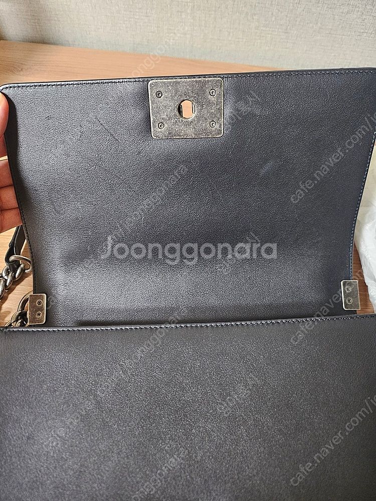 샤넬 보이백 미듐 빈티지 은장 쉐브론 카프스킨--4