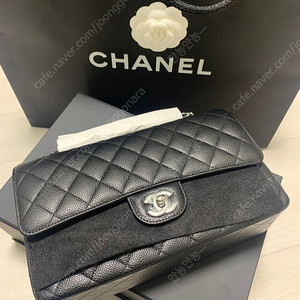 새제품 샤넬클래식미듐 은장 캐비어 새제품