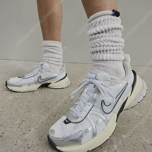 나이키 v2k 런 w 서밋화이트 메탈릭 실버