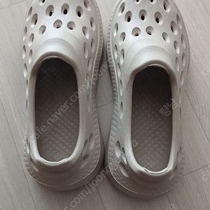 아쿠아 크록스 같은 여성 샌들 아이보리