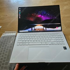LG 그램 노트북 16인치 16Z90P-GP50ML 판매합니다 ​ 보이시는거 다드립니다 ​ 사무실에 두고 썼는데 바닥면 각테두리에 도장이 벗겨진거말고는 깨끗합니다 ​ 중