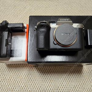 소니 A7M4 카메라(ILCE-7M4), 정품 세로그립(VG-C4EM) 판매합니다
