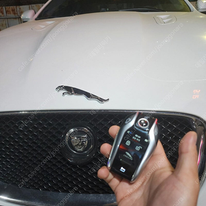 재규어 E-PACE, F-TYPE, XE, XF, XJ 차량 모든연식 자동차키를 최신 고급형 LCD 액정 디스플레이키로 업그레이드 이식 개조 제조사 전용 로고 맞춤형 제작