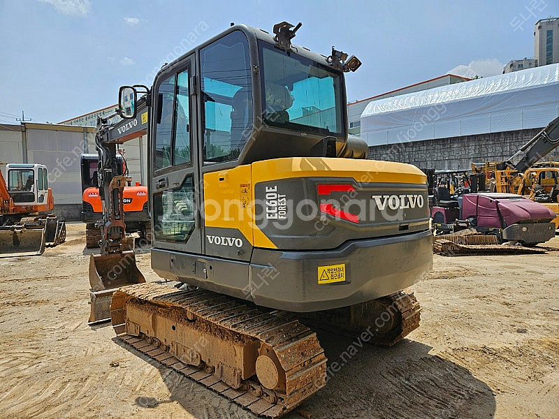 볼보 EC60E 2017년식 가동8천 코끼리집게 회전라인 02 중고굴삭기--4