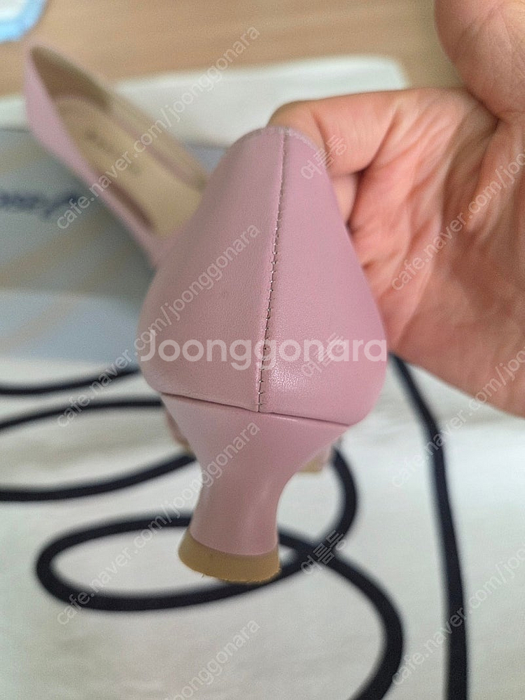 Amellie 핑크 하트 장식 소가죽 수제화 구두입니다...--2