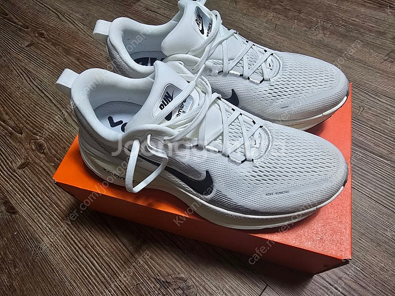 나이키 보메로18 러닝화 판매합니다.--0