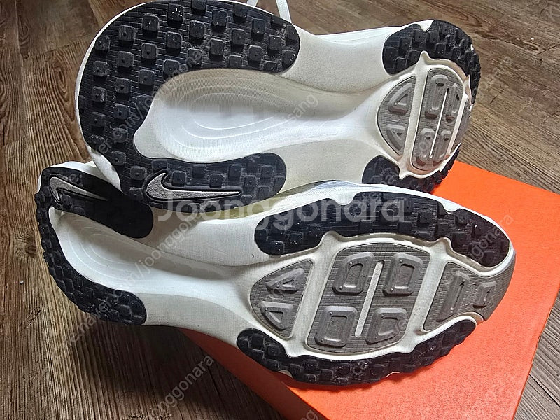 나이키 보메로18 러닝화 판매합니다.--2