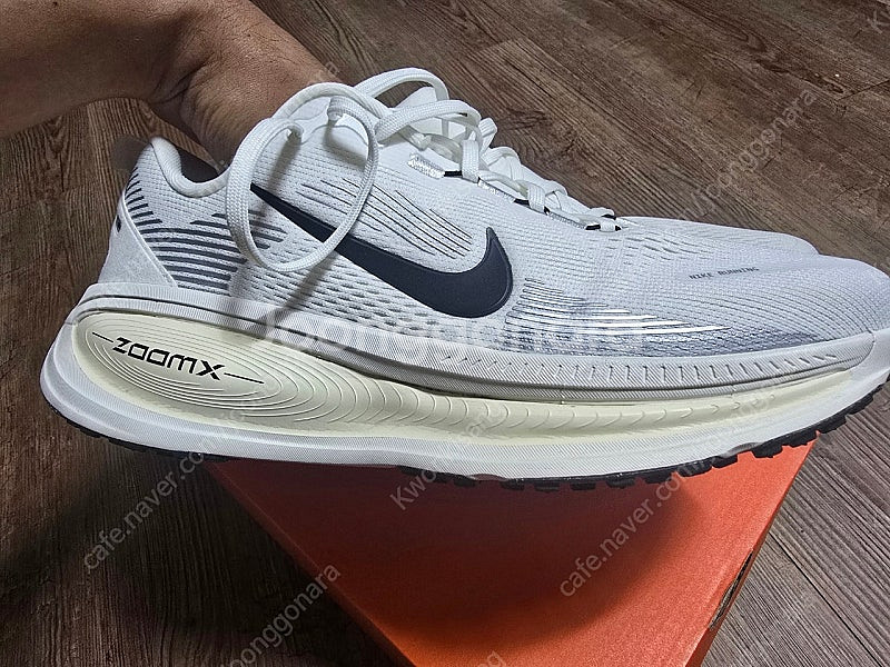 나이키 보메로18 러닝화 판매합니다.--3