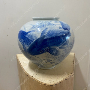큰 잉어 두마리 백자도자기