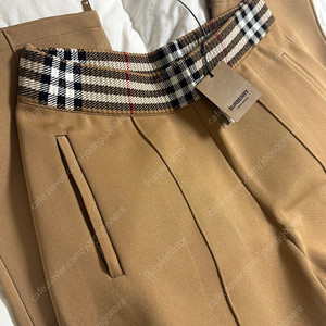 (M) 버버리 클래식 체크 와이드 트랙 팬츠 카멜