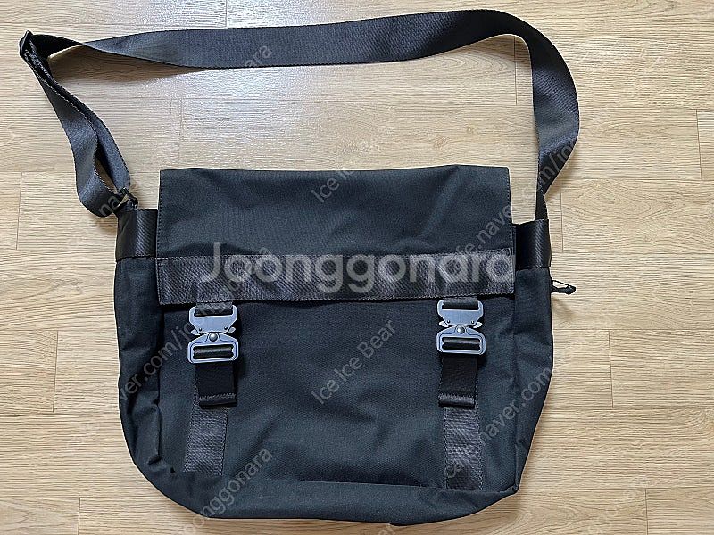 메종미네드 메신저백 판매합니다.--1