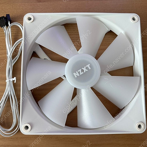 nzxt f140 RGB core 팬 화이트 팝니다