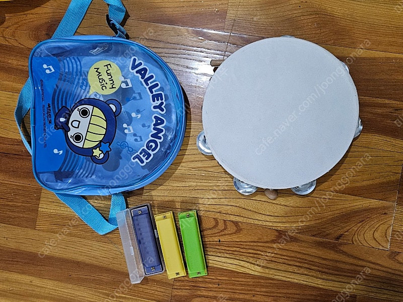 학용품 탬버린 캐스터네츠 트라이앵글 심벌즈 하모니카 물감 세트 크레파스 파스텔 포스터칼라 등등 이미지