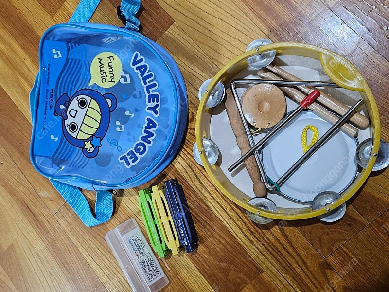 학용품 탬버린 캐스터네츠 트라이앵글 심벌즈 하모니카 물감 세트 크레파스 파스텔 포스터칼라 등등 이미지