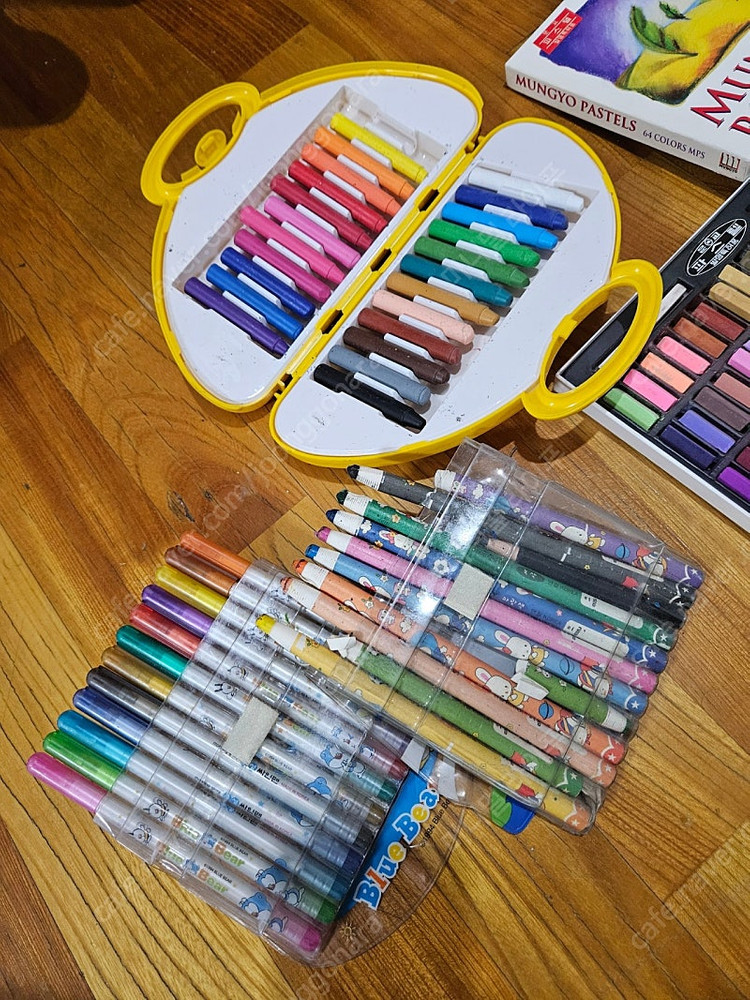 학용품 탬버린 캐스터네츠 트라이앵글 심벌즈 하모니카 물감 세트 크레파스 파스텔 포스터칼라 등등 이미지