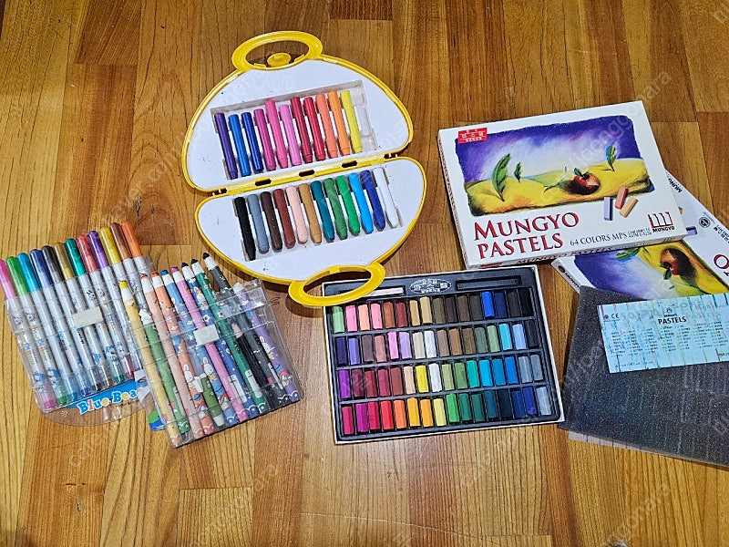 학용품 탬버린 캐스터네츠 트라이앵글 심벌즈 하모니카 물감 세트 크레파스 파스텔 포스터칼라 등등 이미지