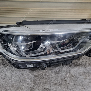 BMW G30 5시리즈 조수석 라이트 모듈포함 품번 7 214 962-03 전조등 헤드라이트 판매합니다.