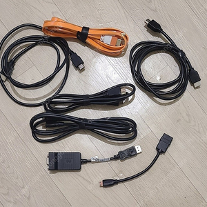 hdmi 케이블 5개, rgb to dp, hdmi to mini hdmi 어댑터 입니다.