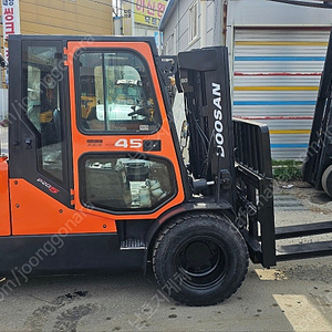 디젤지게차 4.5톤 3단 두산 캐빈 차량상태년식대비최상