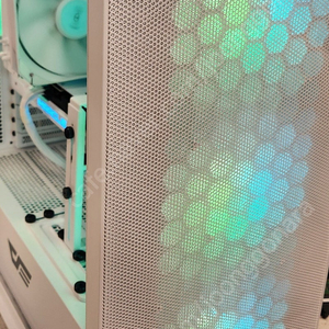 게이밍고사양컴팝니다 올화이트구성 라이젠7500f ddr5 32g ssd1테라 gtx4070super 고급보드 수원