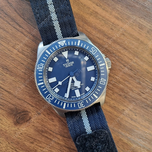 튜더 펠라고스 FXD 티타늄 네이비 블루 42mm 판매합니다.