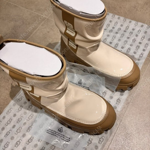 역시즌!! UGG 어그 클래식 브렐라 미니 - 바닐라