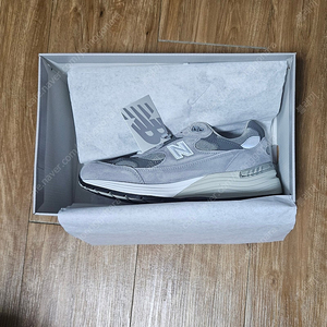 뉴발란스 992 CORE GREY 255 사이즈 팝니다.