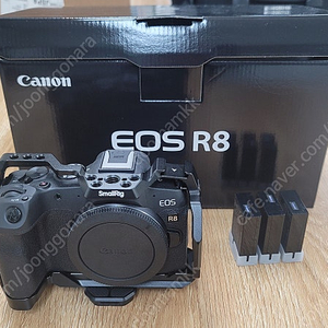 캐논 EOS R8 바디 + 전용 배터리 3개 + 스몰리그 케이지 판매합니다!!