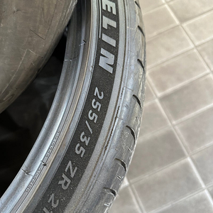 255/35R21 미쉐린 파일럿스포츠 올시즌4 2찍팝니다