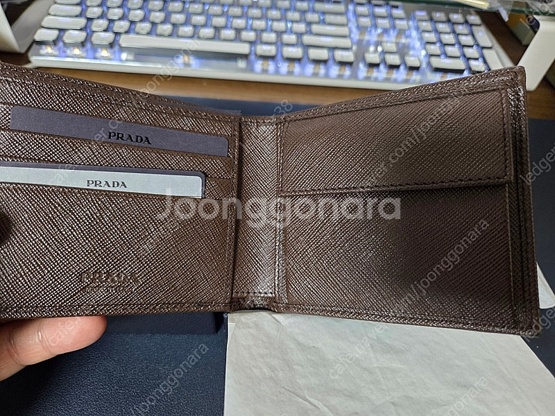 프라다 사피아노 남성반지갑 음각로고 브라운 판매합니다--2