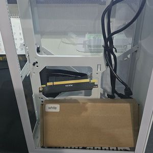 Meshlicious pcie 3.0 강화유리 화이트 팝니다