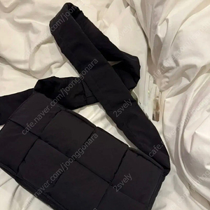 보테가베네타 패딩 카세트백 미듐