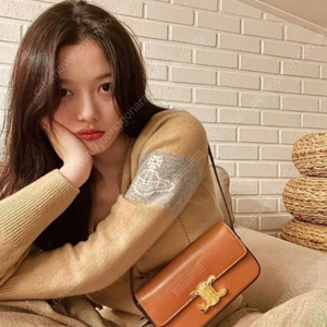 비비안웨스트우드 캐시미어 견장 가디건 (김유정 착용)