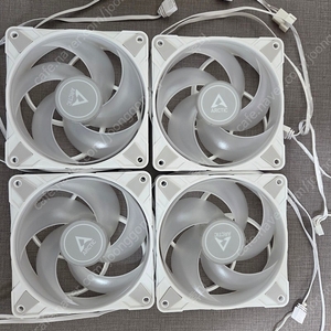 Arctic p12 argb 화이트 팬 4개 팝니다