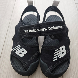 뉴발란스키즈 샌들 팔아요