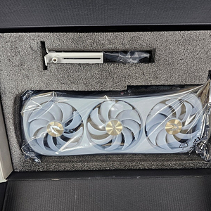 ZOTAC GAMING GEFORCE RTX 4090 AMP EXTREME AIRO WHITE EDITION 24GB 384BIT GDDR6X