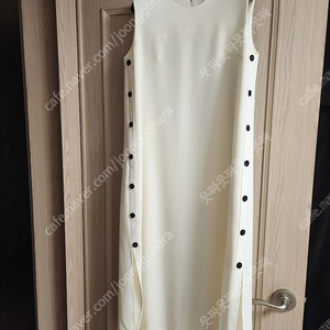 뮤제라 라온컴퍼니 사이드 버튼 맥시 원피스 크림