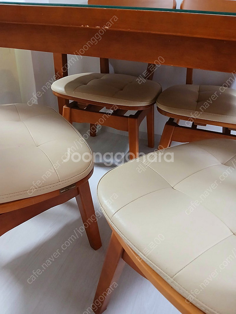 에몬스 리프터닝4인식탁+360도 의자포함+상판통유리 팝니다.--1