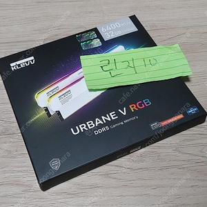 에센코어 KLEVV DDR5-6400 CL32 URBANE V RGB 서린 램메모리 (화이트) 16Gx2 풀박스 팝니다