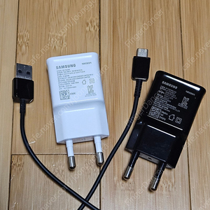 삼성 정품 15w 충전기 팝니다. 2개 + 케이블 1개