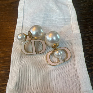 디올 진주귀걸이. dior.디올 트라이벌 진주귀걸이