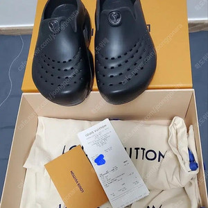 루이비통 LV 샤크 클로그 블랙 샌들 팝니다