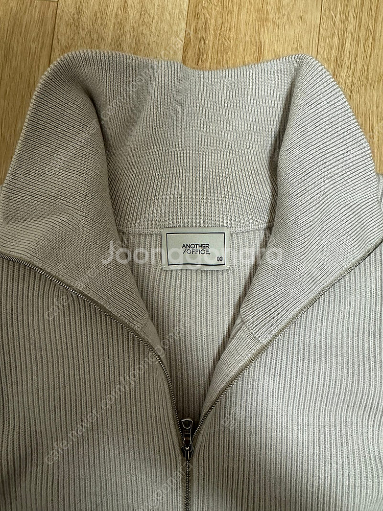 [03] 24AW 어나더오피스 볼륨 하프 집업 니트 E...--4