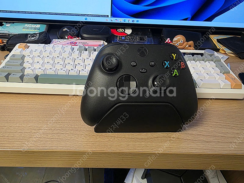 엑스박스 4세대 패드 팝니다 거치대 포함--0