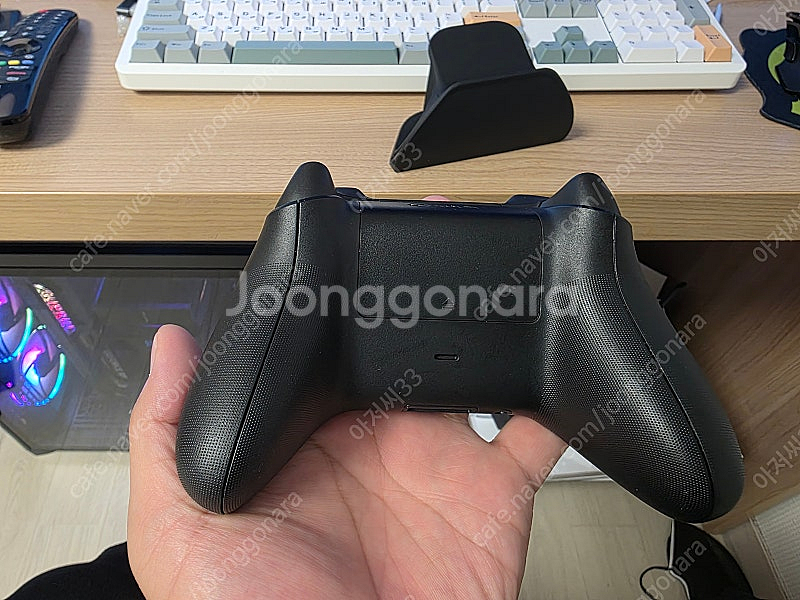 엑스박스 4세대 패드 팝니다 거치대 포함--1