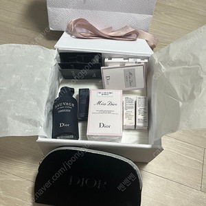 미개봉) 디올 화장품 세트 파우치 포함 (미스 디올 컴포팅 바디 밀크 + 남성 소바쥬 토너)