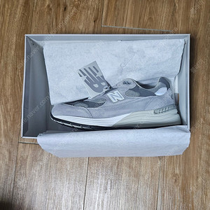 뉴발란스 992 CORE GREY 255 사이즈 팝니다.
