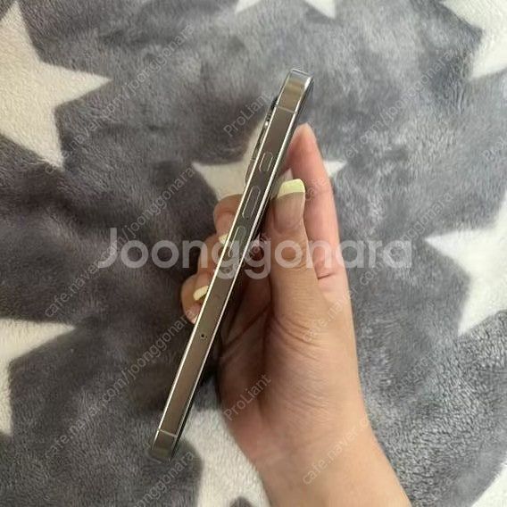 아이폰16 프로 256기가 화이트 티타늄 팝니다.--3